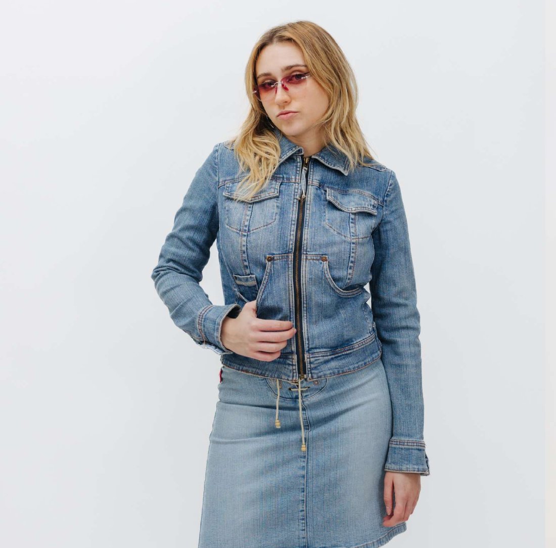 Chaqueta vaquera y falda denim vintage estilo minimalista de los 90.