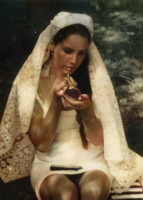 Cómo vestir al estilo Coquette de Lana Del Rey: Ropa y consejos para lograr su look