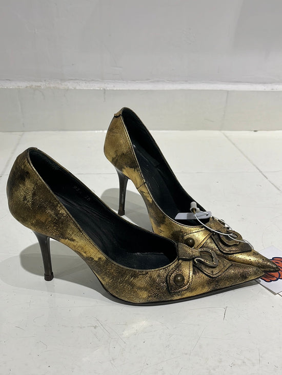 Vintage Y2K Worn Effect Gold Pointed Heels