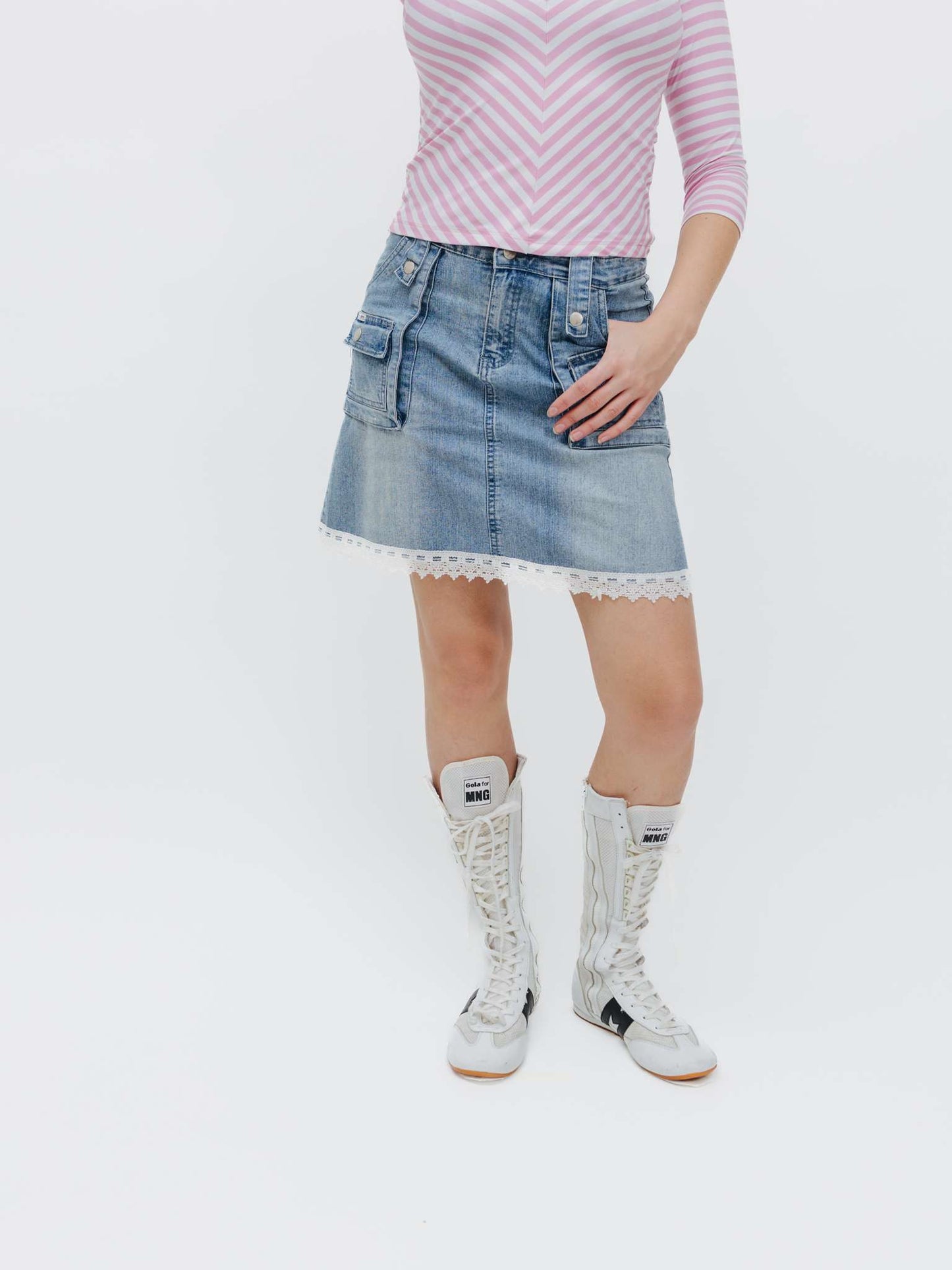 Cargar imagen en el visor de la galería, Vintage 00s Coquette Light Denim Skirt With Lace
