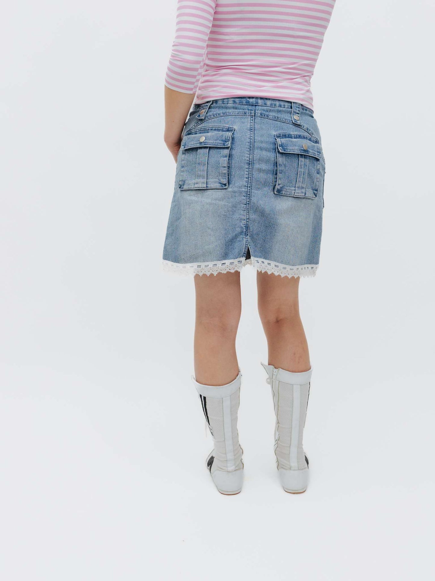Cargar imagen en el visor de la galería, Vintage 00s Coquette Light Denim Skirt With Lace
