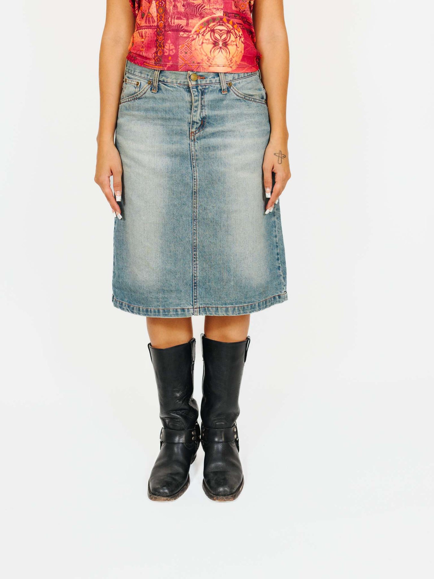 Cargar imagen en el visor de la galería, Vintage 00s Light Denim Stone Washed Midi Skirt
