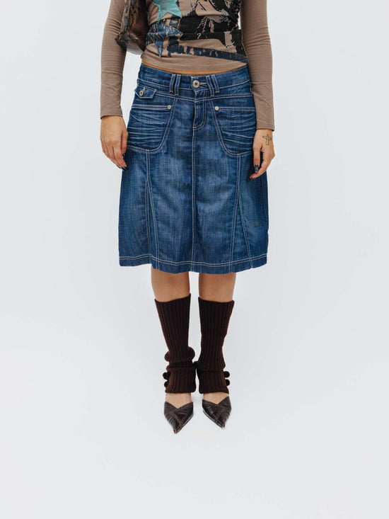 Cargar imagen en el visor de la galería, Vintage Late 90s Grunge Elastic Denim Midi Skirt
