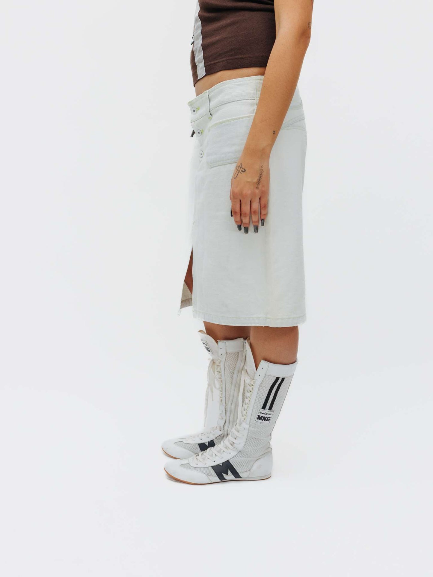 Cargar imagen en el visor de la galería, Vintage Late 90s Light Denim Midi Skirt With Neon Thread
