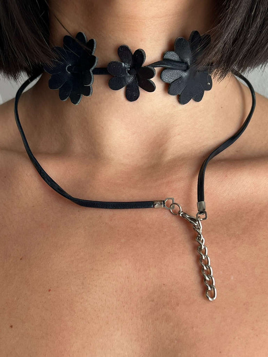 Cargar imagen en el visor de la galería, Vintage 00s Floral Leather Necklace
