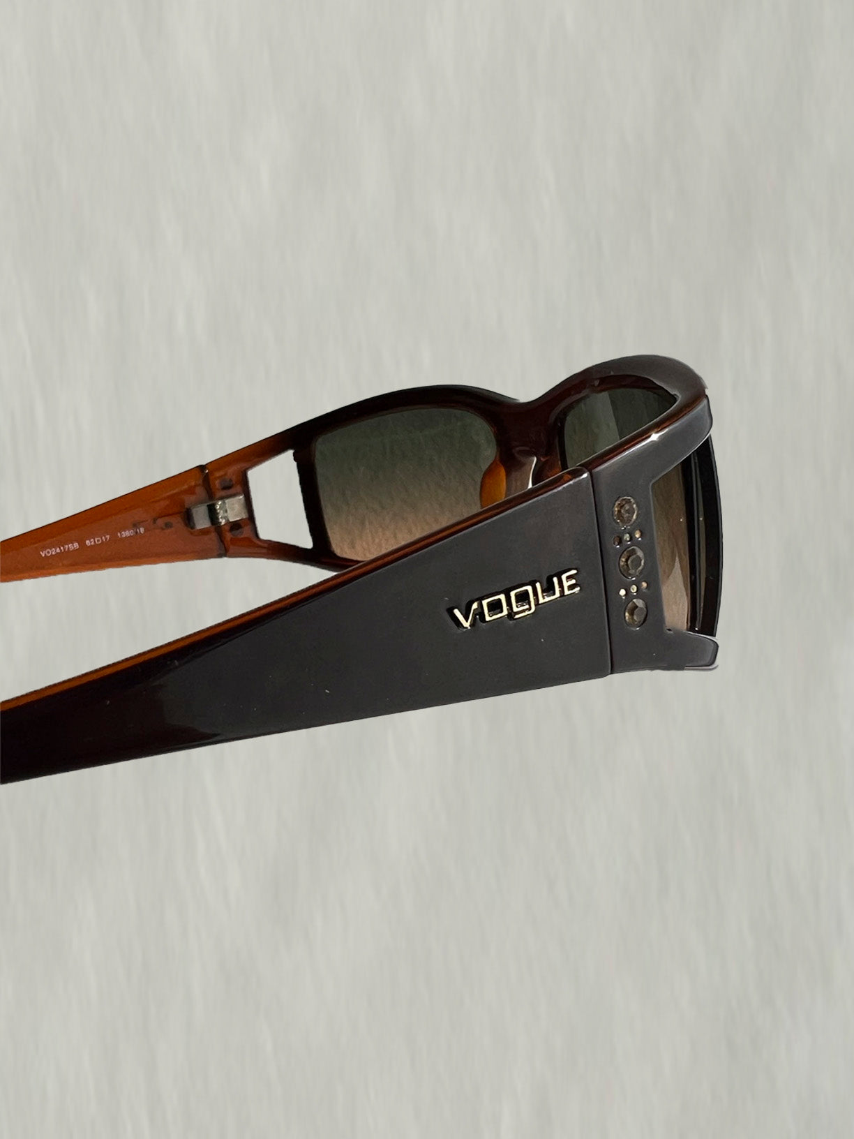 Cargar imagen en el visor de la galería, Vintage 00s Vogue Futuristic Double Color Sunglasses
