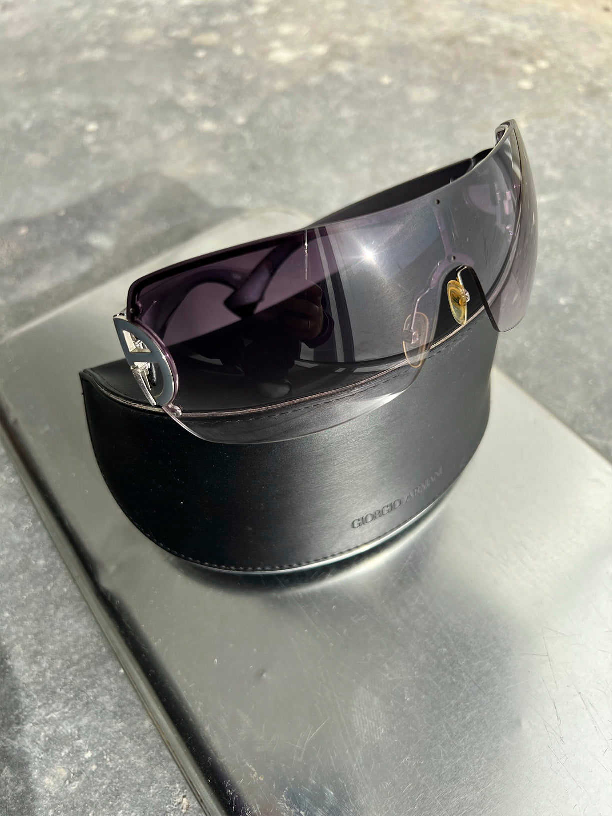 Cargar imagen en el visor de la galería, Vintage Y2K Giorgio Armani Futuristic Sunglasses
